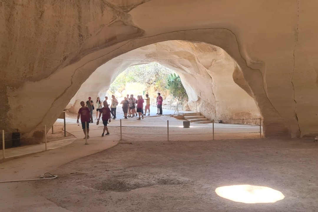 סיור במערות הפעמון